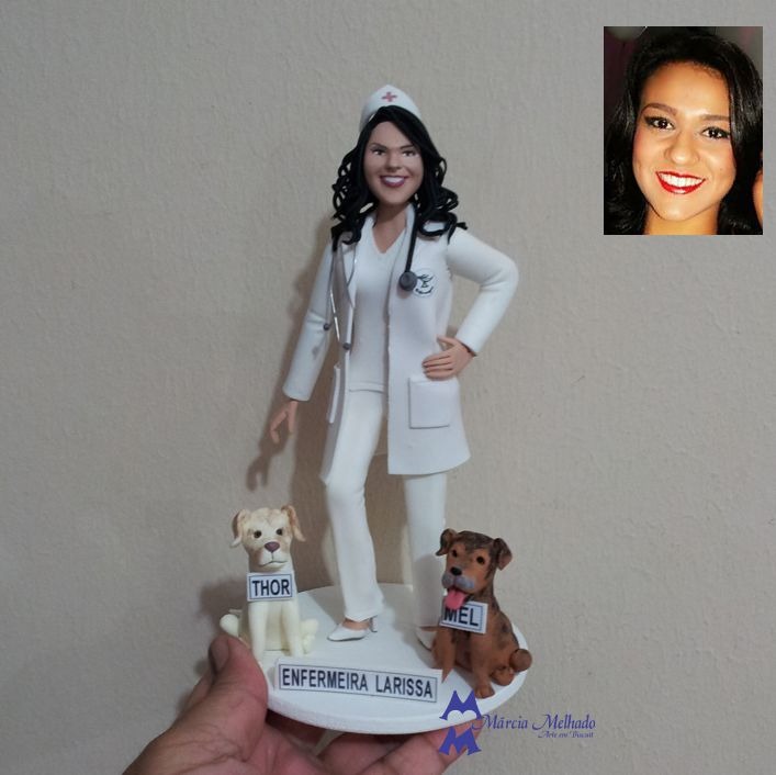 Boneca de enfermeira com traje e cachorros