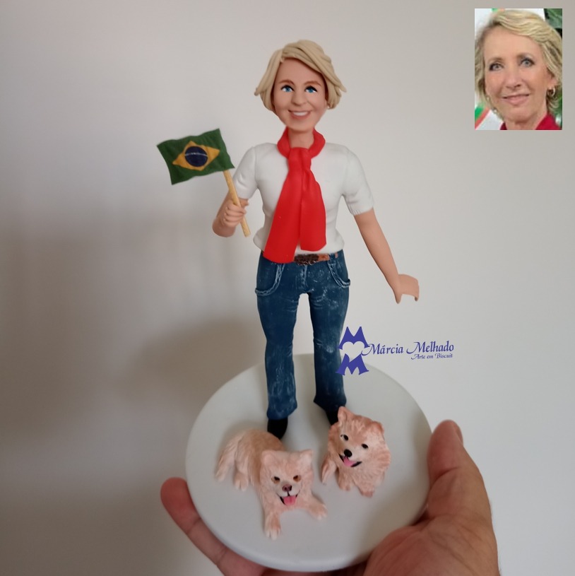 Boneca com bandeira do Brasil e cachorrinhos