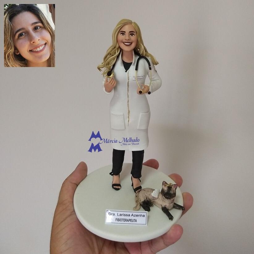 Boneca de médica com jaléco e gatinho