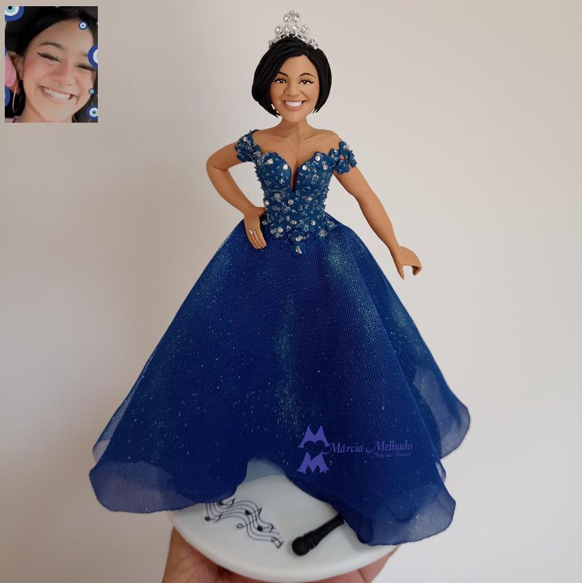 Boneca de aniversário 15 anos com microfone e vestido azul