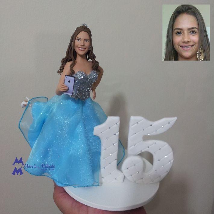 Boneca de aniversário 15 anos com celular, vestido azul e número