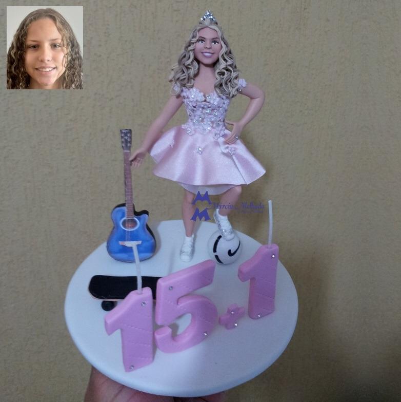 Boneca de aniversário 16 anos com vestido rosa, skate, violão, bola de futebol e número