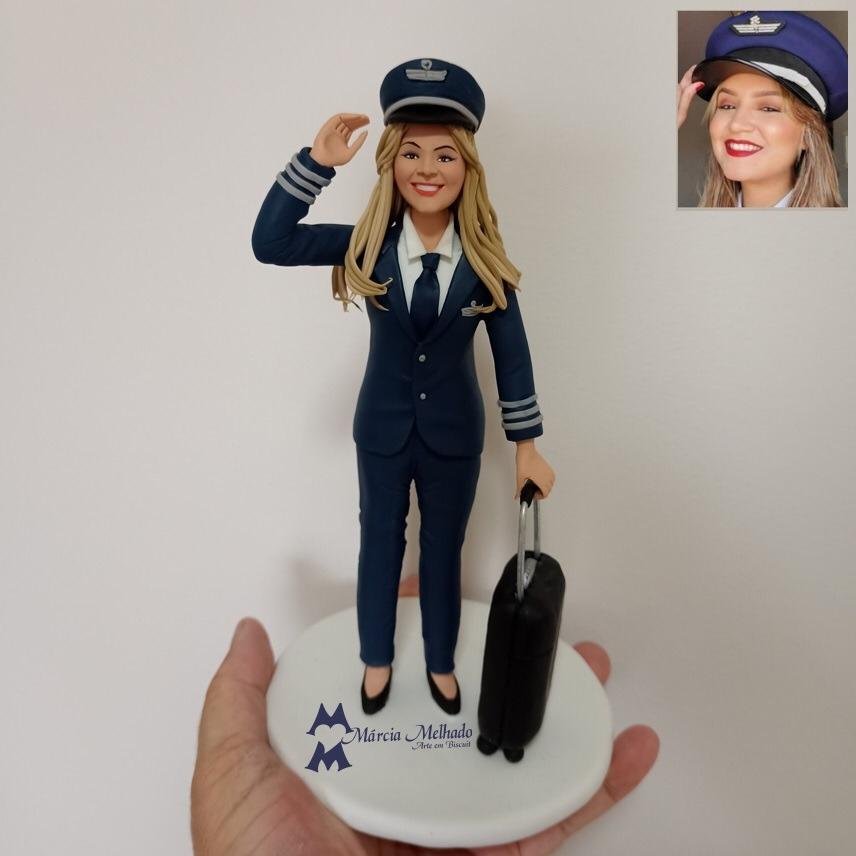 Boneca de pilota de avião com mala