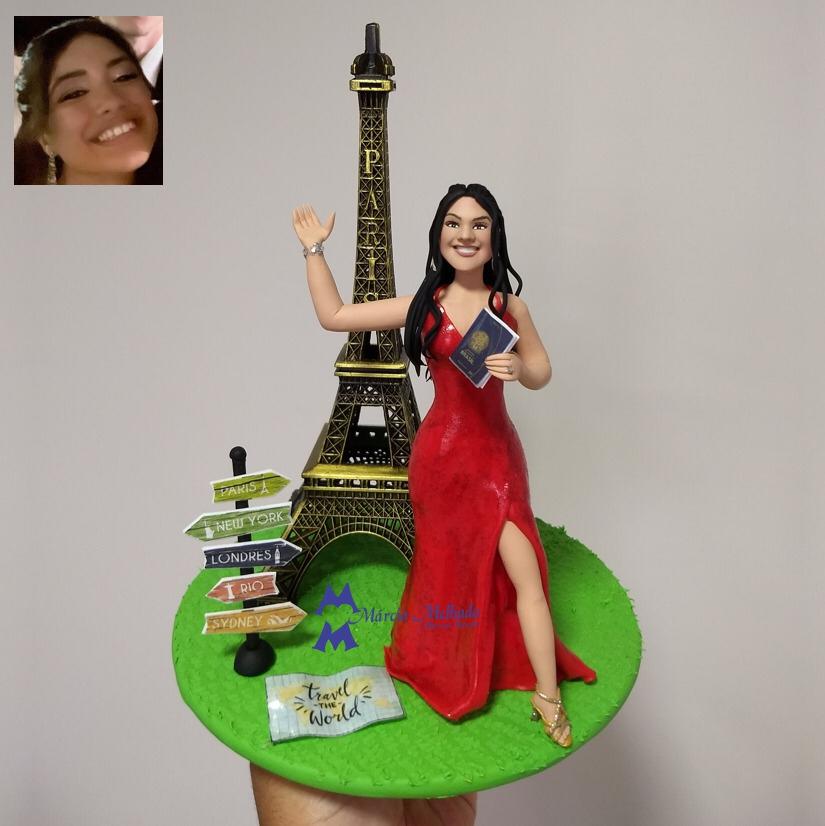 Boneca de aniversário com Torre Eifeel e coisas de viagem
