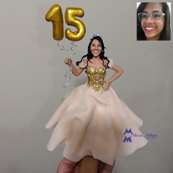 Boneca de aniversário 15 anos com vestido dourado e balões