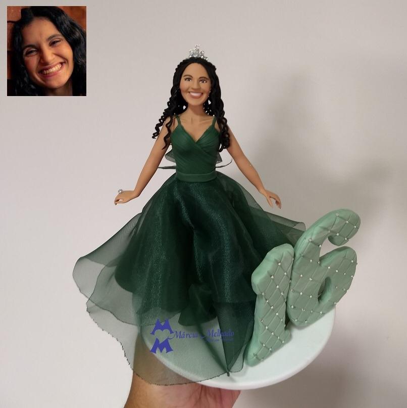 Boneca de aniversário 16 anos com vestido verde e número