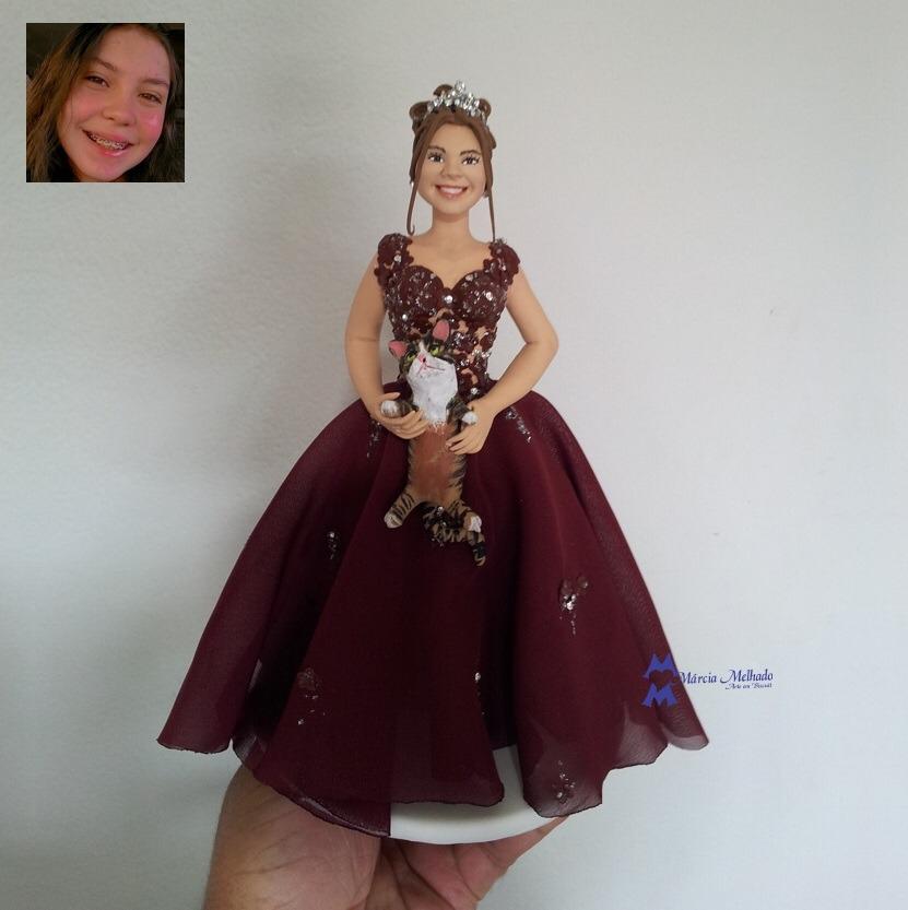 Boneca de aniversário 15 anos com vestido marsala e gatinho