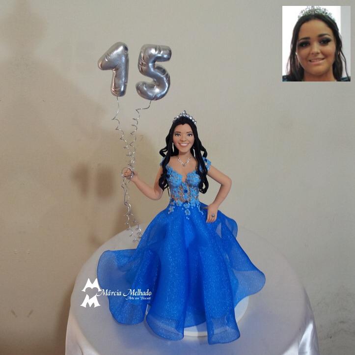 Boneca de aniversário 15 anos com vestido azul e balões de número prata