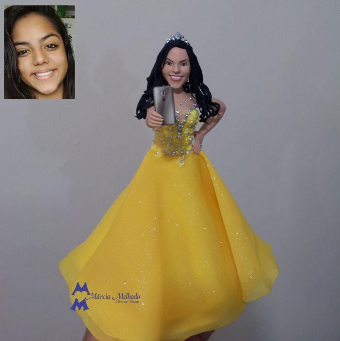 Boneca de aniversário 15 anos com vestido amarelo e celular