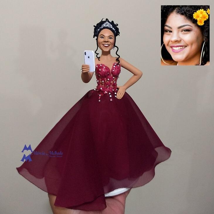 Boneca de aniversário 15 anos com vestido marsala e celular