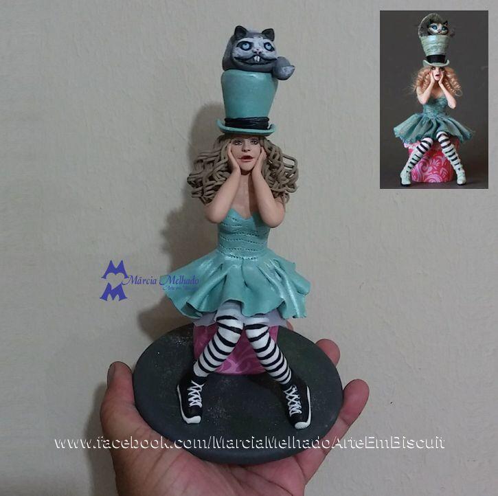 Boneca Alice no Pais das Maravilhas com gatinho