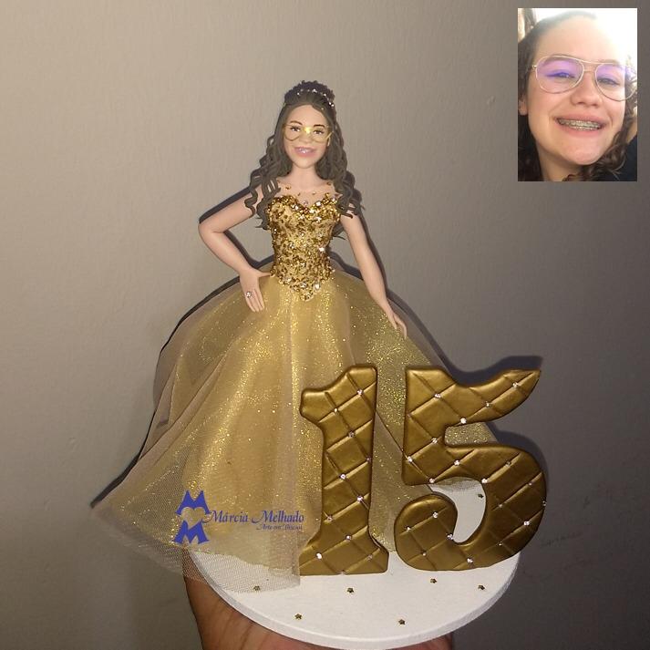 Boneca de aniversário 15 anos com vestido dourado e número