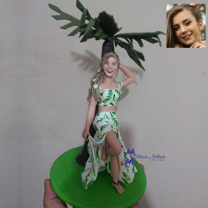 Boneca de aniversário na praia apoiada no coqueiro