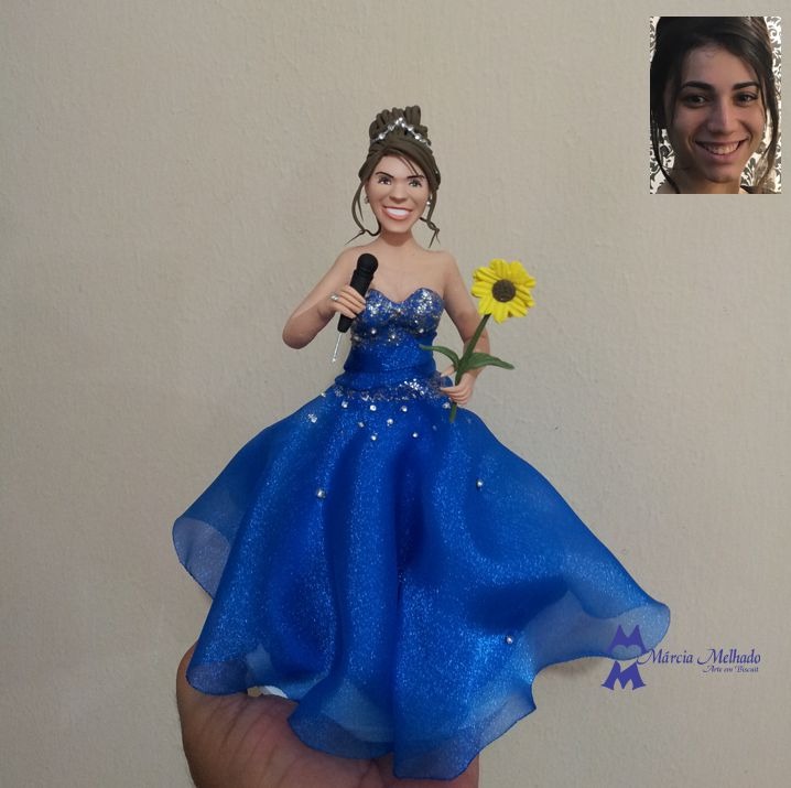 Boneca de aniversário 15 anos com vestido azul, microfone e girassol