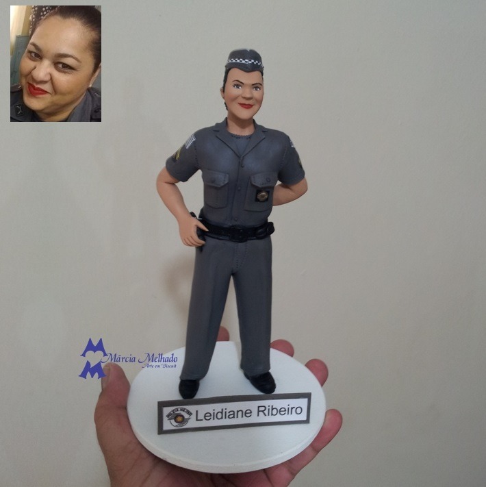 Boneca policial fardada