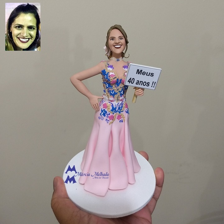 Boneca de aniversário 40 anos com vestido personalizado e placa de idade