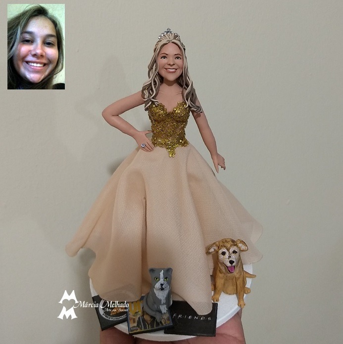 Boneca de aniversário 15 anos com vestido dourado um gato e cachorro, com álbuns de música