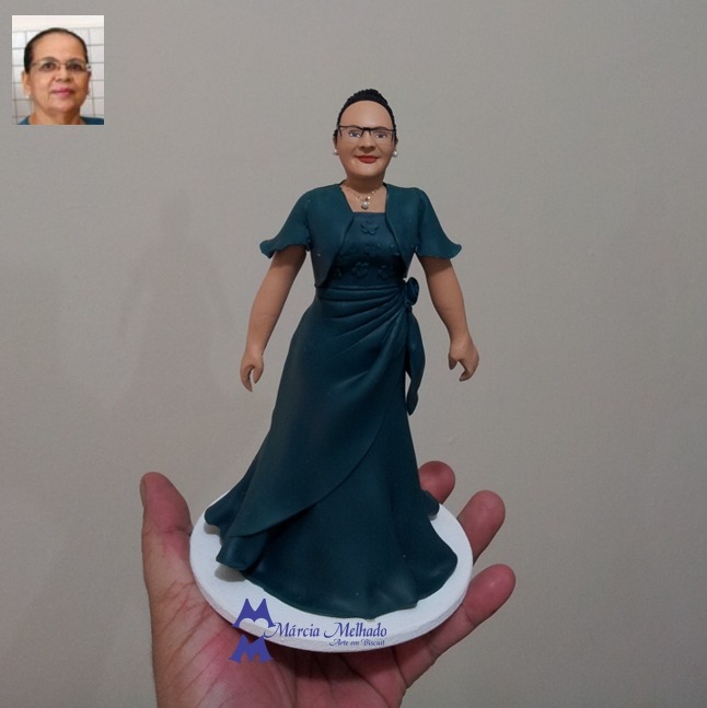 Boneca de aniversário com vestido personalizado simples