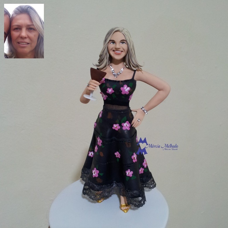 Boneca de aniversário com taça de bebida e vestido personalizado florido