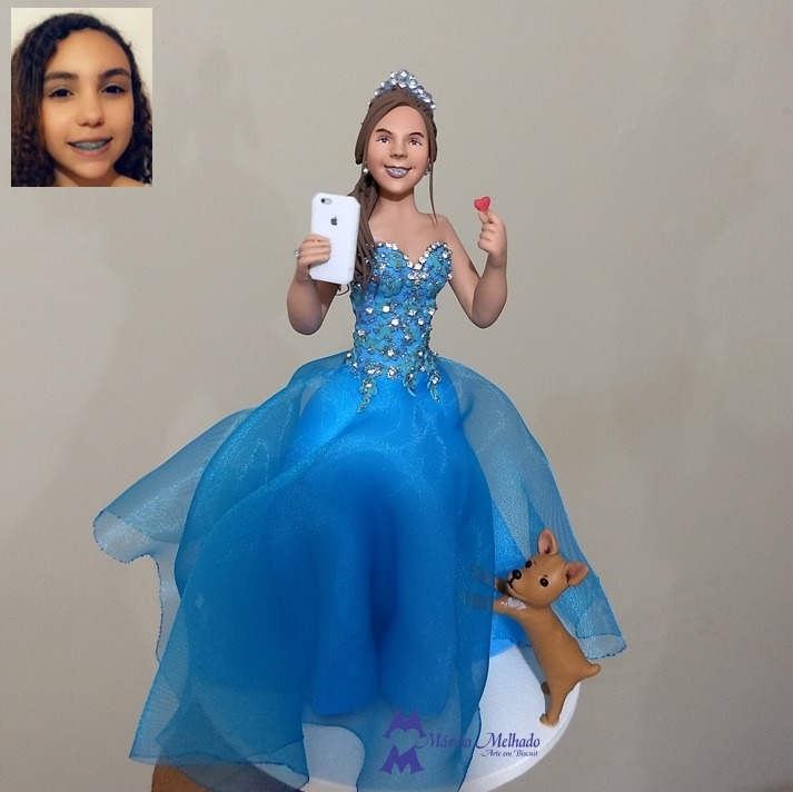 Boneca de aniversário 15 anos com vestido azul, celular e cachorro fazendo coração 