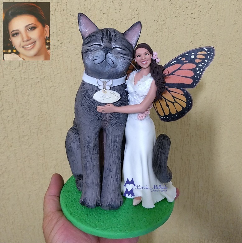 Boneca de aniversário com gato gigante e asas de borboleta