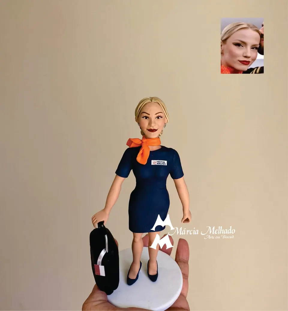 Boneca aeromoça com lenço laranja e mala de viagem Boneca de biscuit de aeromoça loira com vestido azul-marinho, lenço laranja no pescoço e mala preta de rodinhas