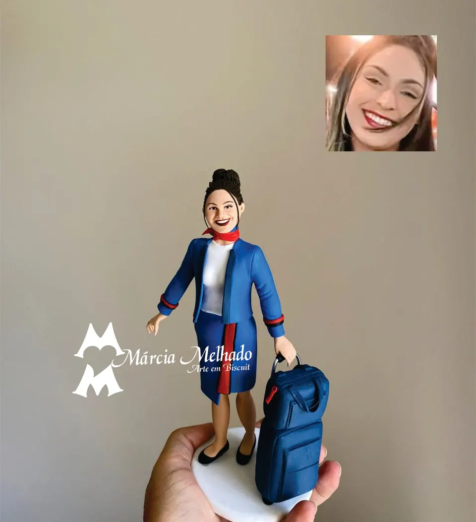 Boneca aeromoça com uniforme azul e mala de bordo Boneca de biscuit de aeromoça com coque, blazer e saia azuis, lenço vermelho e mala de bordo azul com rodinhas