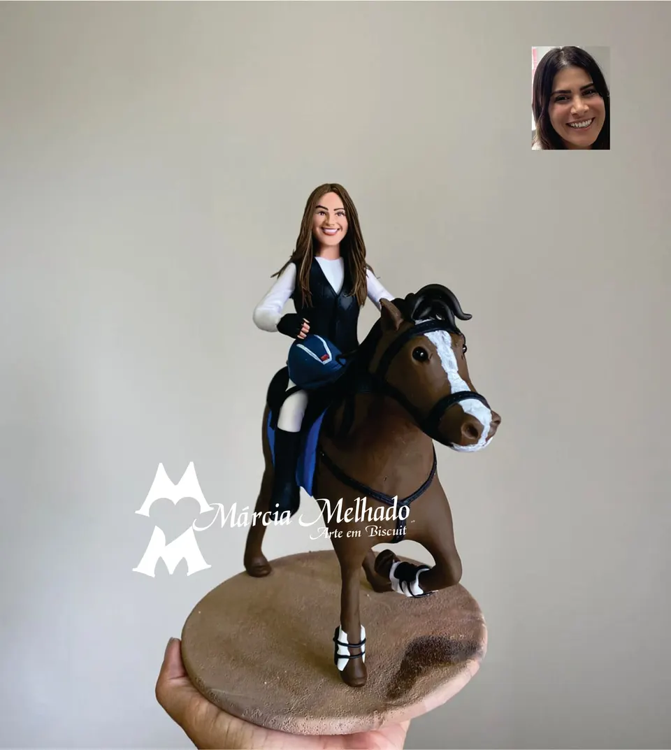 Boneca amazona montada em cavalo marrom Boneca de biscuit de mulher com colete preto e botas montada em cavalo marrom de manta azul, sobre base marrom