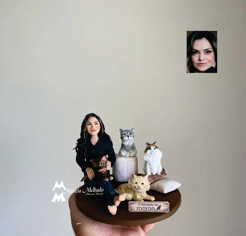 Boneca com quatro gatos e plaquinha A felicidade faz ronron Boneca de biscuit de mulher de roupa preta sentada com quatro gatos e plaquinha A felicidade faz ronron