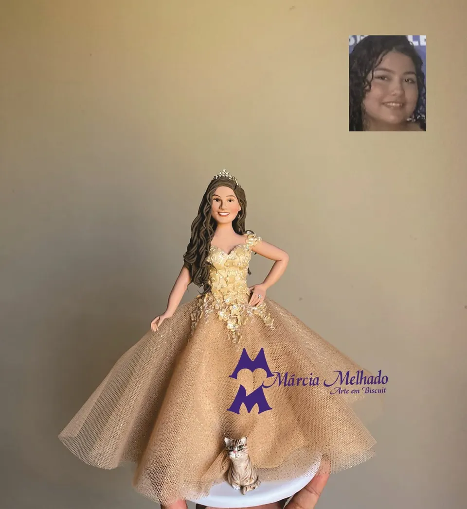Boneca com vestido de festa dourado, tiara e gato Boneca de biscuit de jovem com tiara e vestido de baile dourado de tule, com um gato tigrado sentado aos pés
