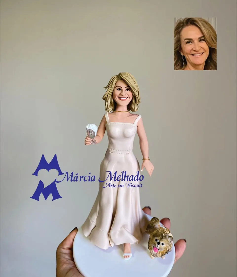 Boneca com vestido longo champanhe, taça e cachorro Boneca de biscuit loira com vestido longo champanhe segurando uma taça, com um cachorrinho peludo de língua de fora ao lado