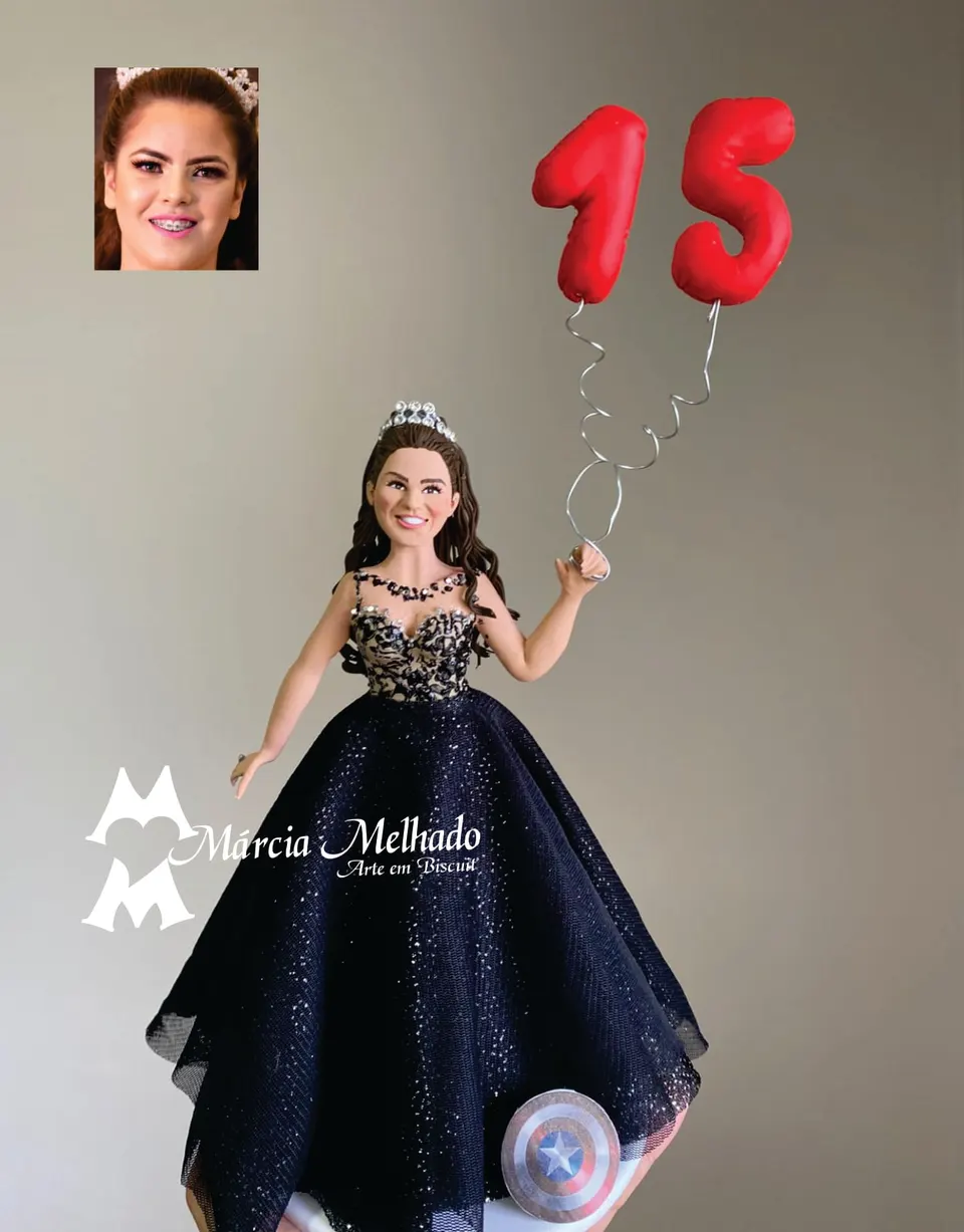Boneca de 15 anos com balões vermelhos e escudo do Capitão América Boneca de biscuit de debutante com tiara e vestido preto brilhante segurando balões vermelhos com o número 15