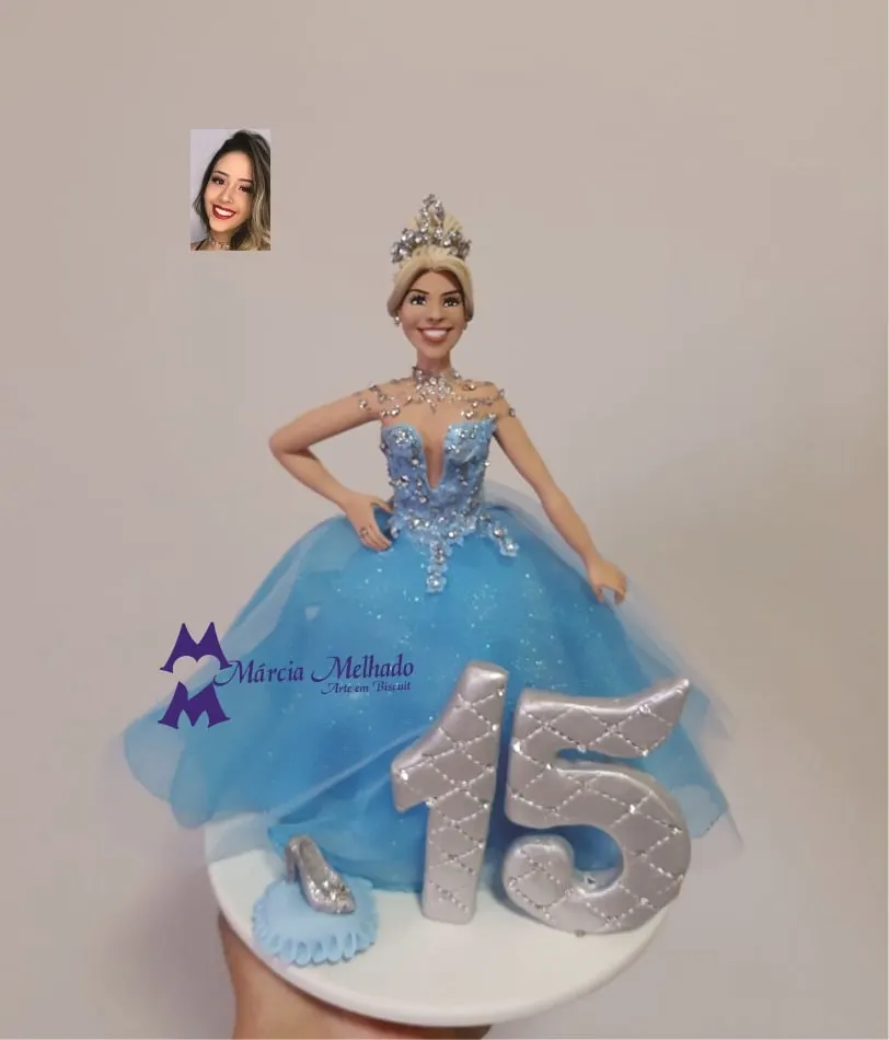Boneca de 15 anos com vestido azul de princesa e sapatinho de cristal Boneca de biscuit de debutante com coroa e vestido azul de tule, números 15 prateados e sapatinho de cristal na base