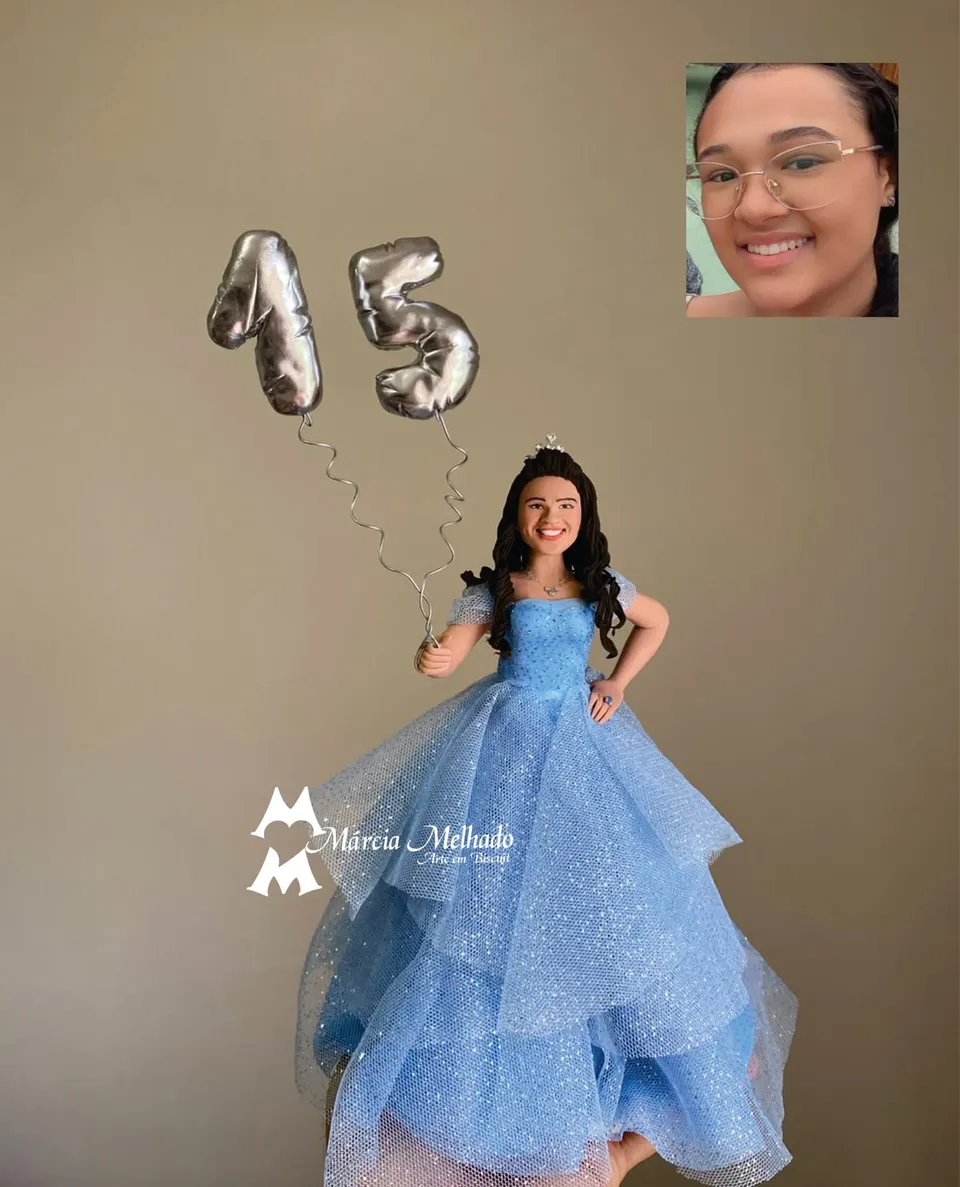 Boneca de 15 anos com vestido azul de tule e balões prateados 15 Boneca de biscuit debutante com vestido azul de tule, tiara e balões prateados em forma de 15