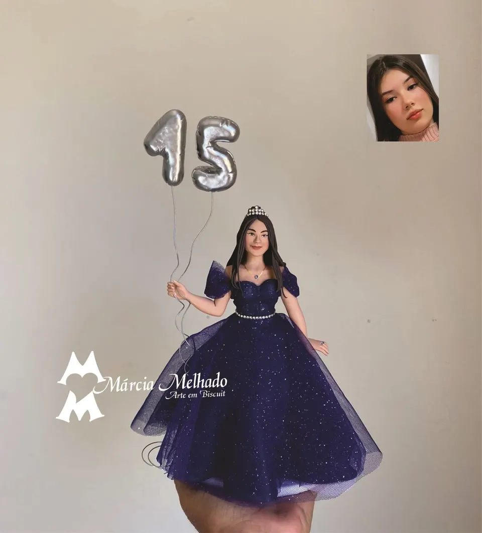 Boneca de 15 anos com vestido azul-marinho e balões prateados Boneca de biscuit debutante com tiara e vestido azul-marinho de tule, segurando balões prateados com o número 15