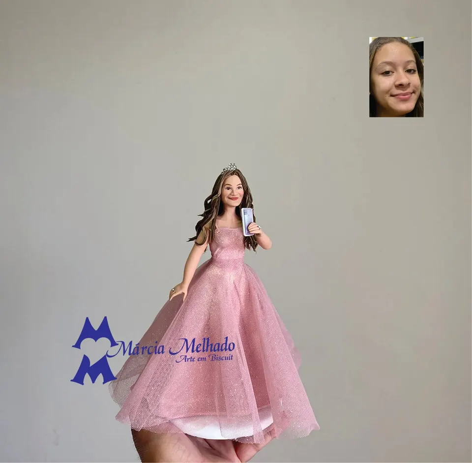 Boneca de 15 anos com vestido rosa de tule e celular Boneca de biscuit de debutante com tiara, cabelo castanho ondulado, vestido rosa de tule com brilho e celular na mão
