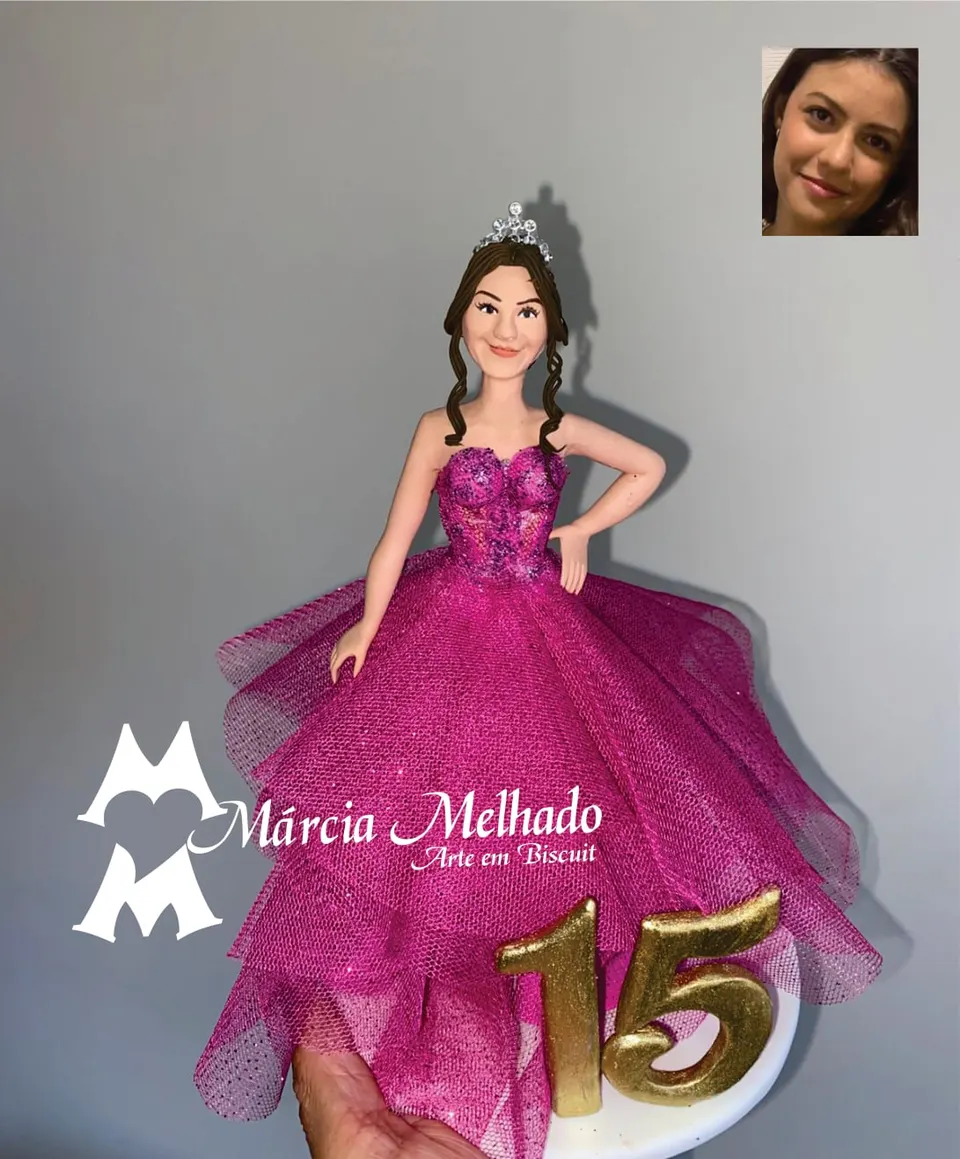 Boneca de 15 anos com vestido rosa de tule e número dourado Boneca de biscuit de debutante com tiara e vestido rosa pink de tule brilhante, com o número 15 dourado na base