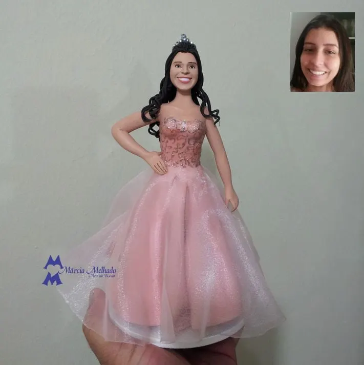 Boneca de 15 anos com vestido rosa de tule e tiara Boneca de biscuit de debutante com cabelo preto cacheado, tiara e vestido rosa tomara que caia com saia rodada de tule