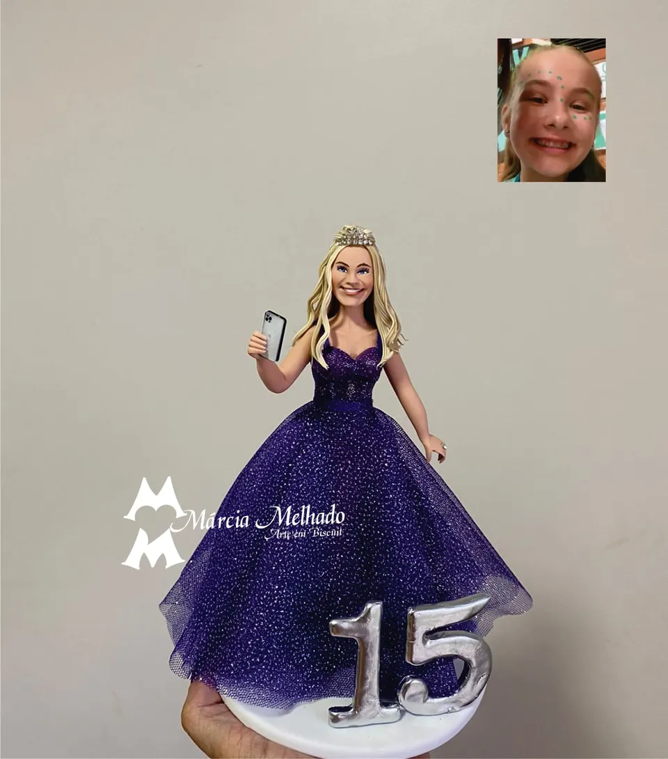 Boneca de 15 anos com vestido roxo brilhante, tiara e celular Boneca de biscuit de debutante loira com tiara, vestido roxo brilhante de tule e celular, ao lado do número 15 prateado