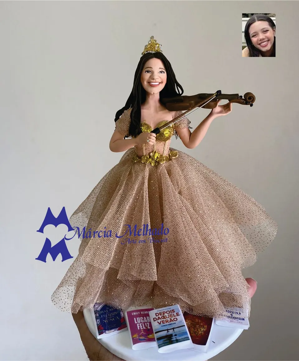 Boneca de 15 anos com violino e livros Boneca de biscuit de debutante com coroa dourada e vestido de tule dourado tocando violino, com miniaturas de livros na base