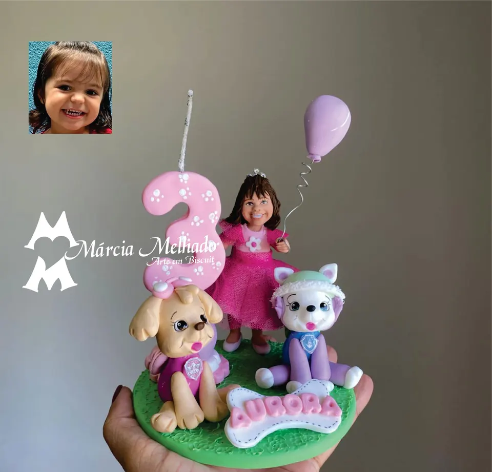 Boneca de aniversário 3 anos com cachorrinhos da Patrulha Canina Topo de bolo de biscuit com menina de vestido rosa, número 3 com patinhas, balão lilás e dois cachorrinhos da Patrulha Canina