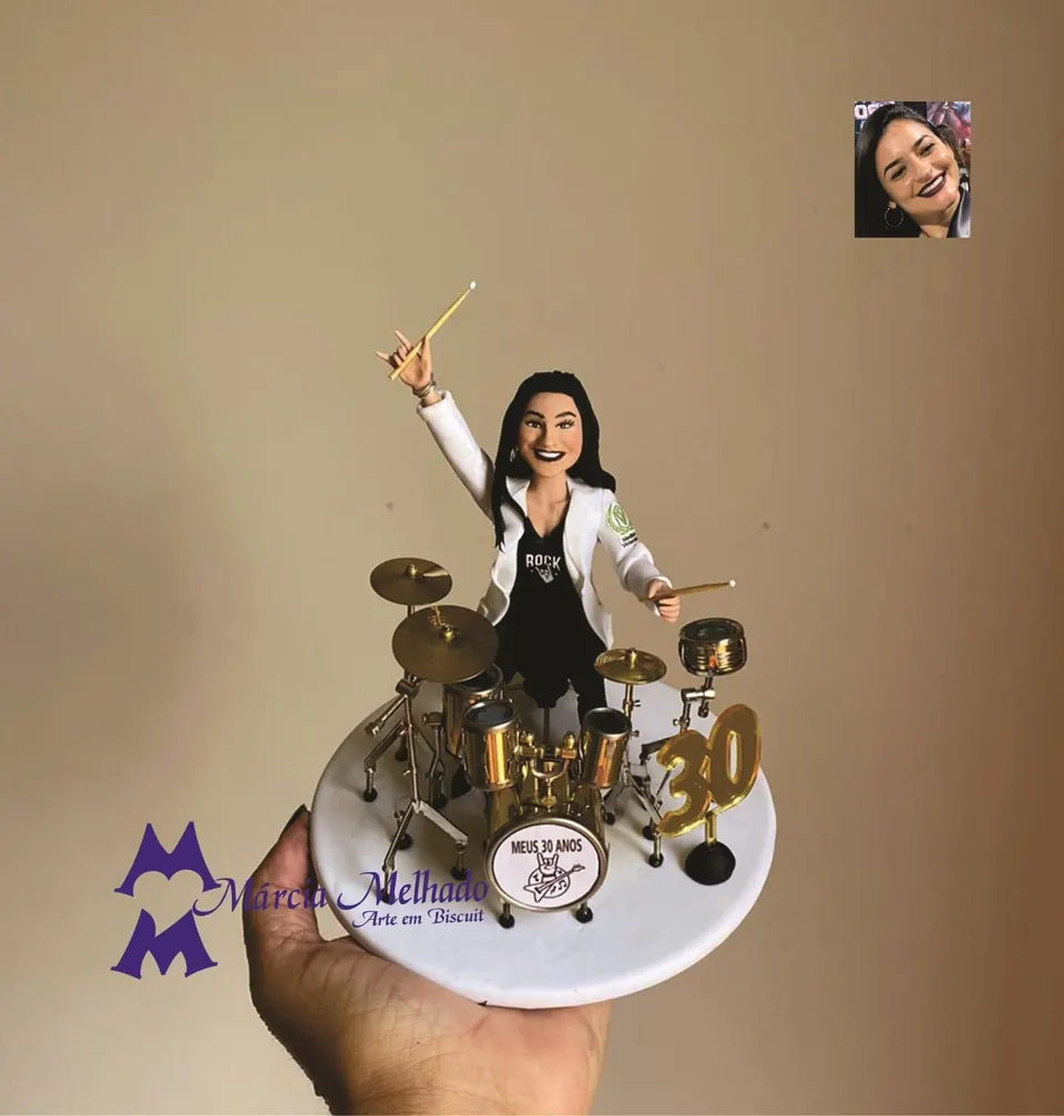 Boneca de aniversário 30 anos tocando bateria dourada Boneca de biscuit de mulher de jaleco branco e camiseta de rock tocando bateria dourada, com número 30 na base