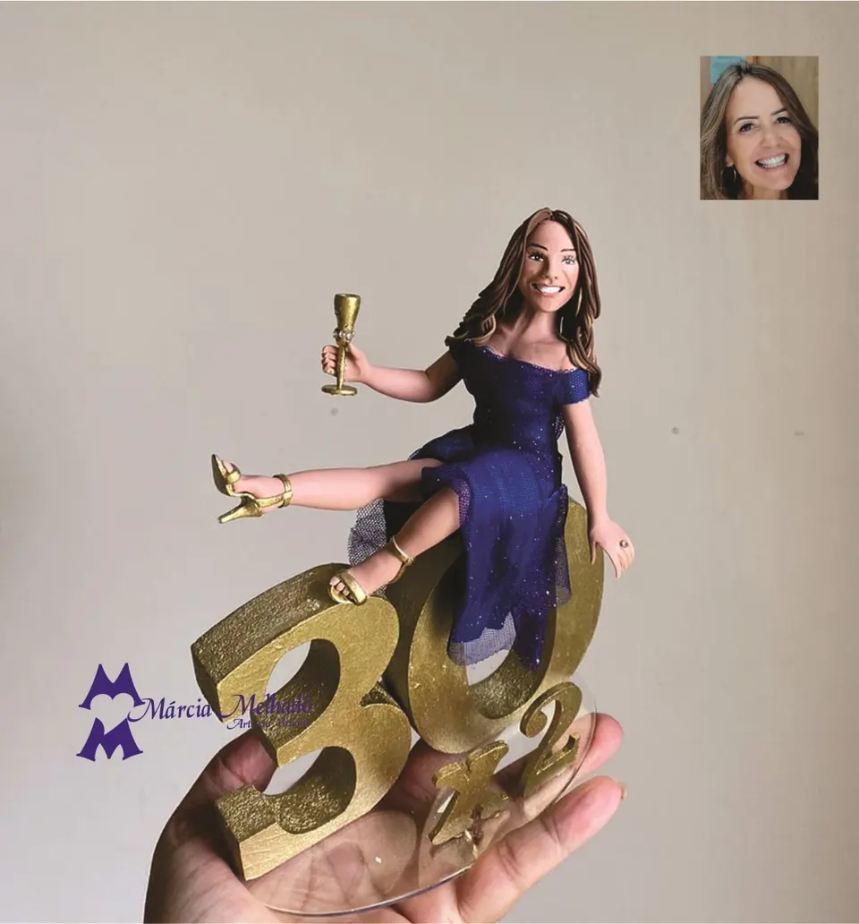 Boneca de aniversário 30 x 2 com taça sentada em números dourados Boneca de biscuit de mulher de vestido azul-marinho sentada em números dourados 30 x 2 brindando com taça
