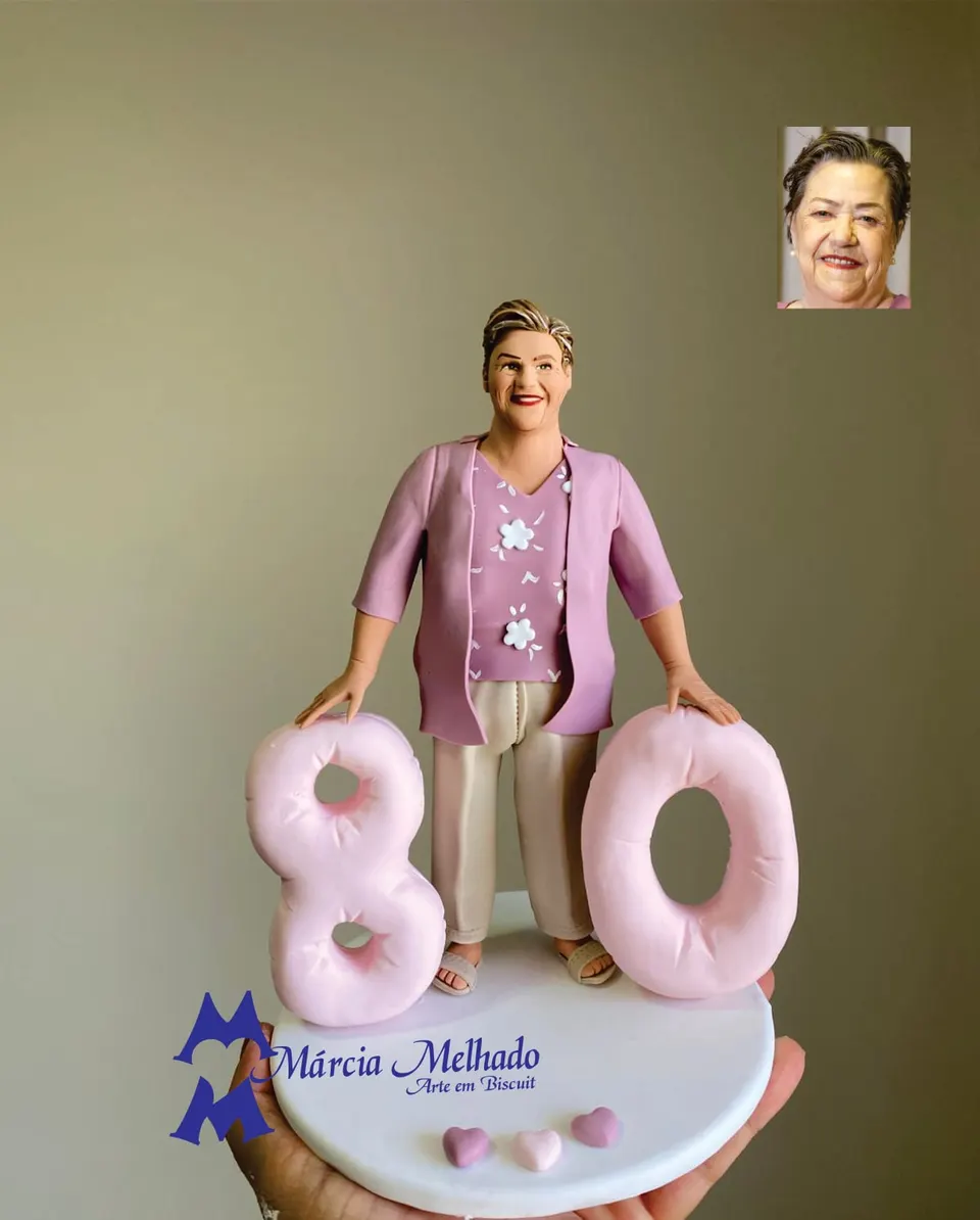 Boneca de aniversário 80 anos com números cor-de-rosa Boneca de biscuit de senhora de blazer rosa entre os números 80 cor-de-rosa, com corações na base