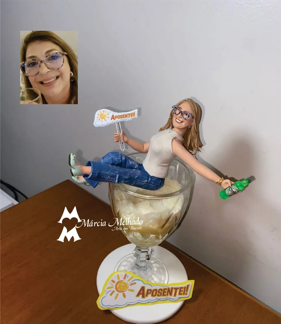 Boneca de aposentadoria sentada em taça com cerveja e plaquinha Aposentei Boneca de biscuit de mulher loira de óculos sentada numa taça de vidro com gelo, segurando cerveja e plaquinha Aposentei