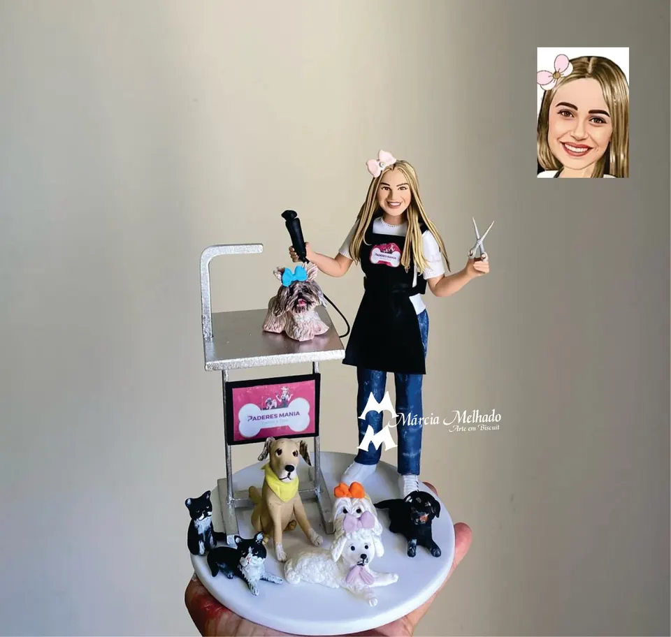 Boneca de banho e tosa com cachorros e gatos Boneca de biscuit loira de avental preto com secador e tesoura, cachorro na mesa de tosa e vários cachorros e gatos na base