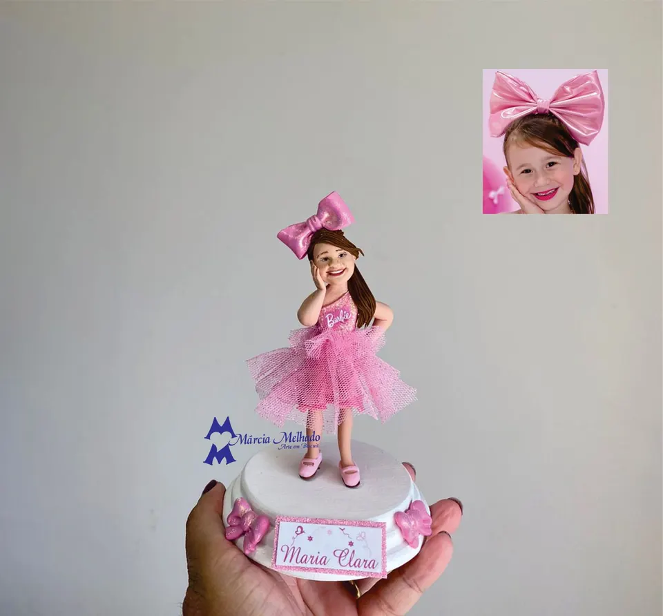 Boneca de menina com vestido da Barbie e laço rosa Boneca de biscuit de menina com laço rosa grande, vestido rosa de tule da Barbie e sapatilhas, em base branca