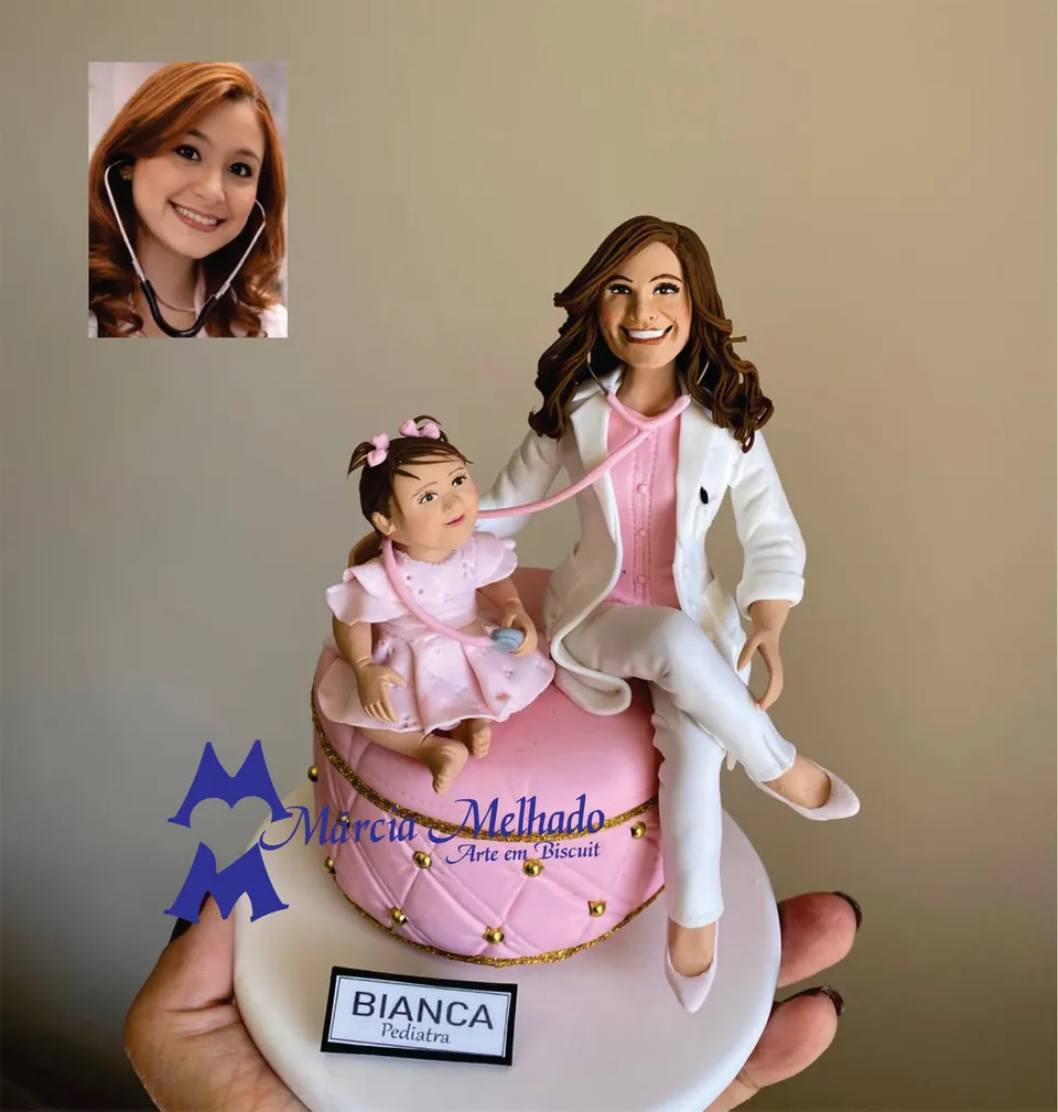 Boneca de menina fada com asas, coroa de margaridas e jardim Boneca de biscuit de menina fada com asas lilás, coroa de margaridas e vestido rosa de tule, em jardim com borboletas