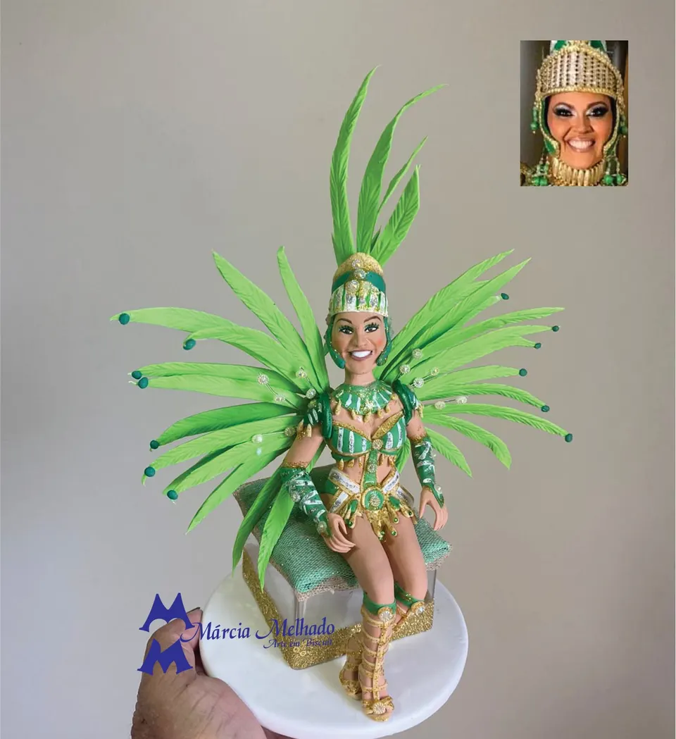Boneca de passista de carnaval com fantasia verde Boneca de biscuit vestida de passista de escola de samba, com capacete e plumas verdes, sentada em caixa dourada