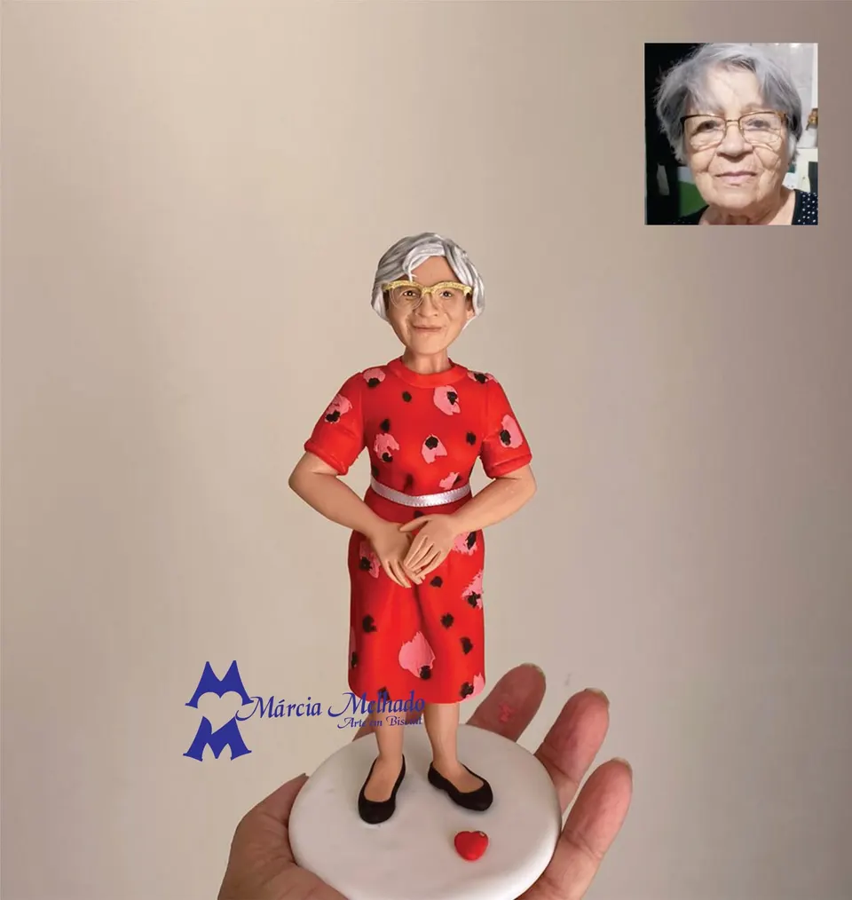 Boneca de senhora de cabelos brancos com vestido vermelho estampado Boneca de biscuit de senhora de cabelos brancos e óculos dourados com vestido vermelho estampado e coração na base